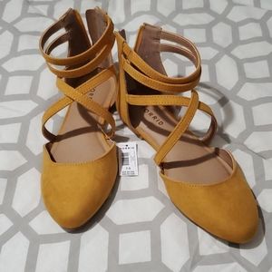 NWT Torrid size 7.5 mustard color flats